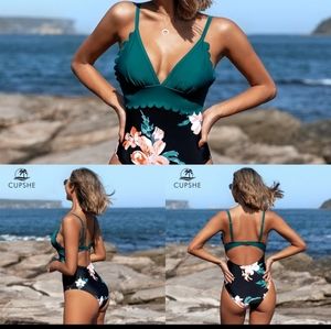 XXL (12 US)CUPSHE FLORAL SWIMSUIT XXL